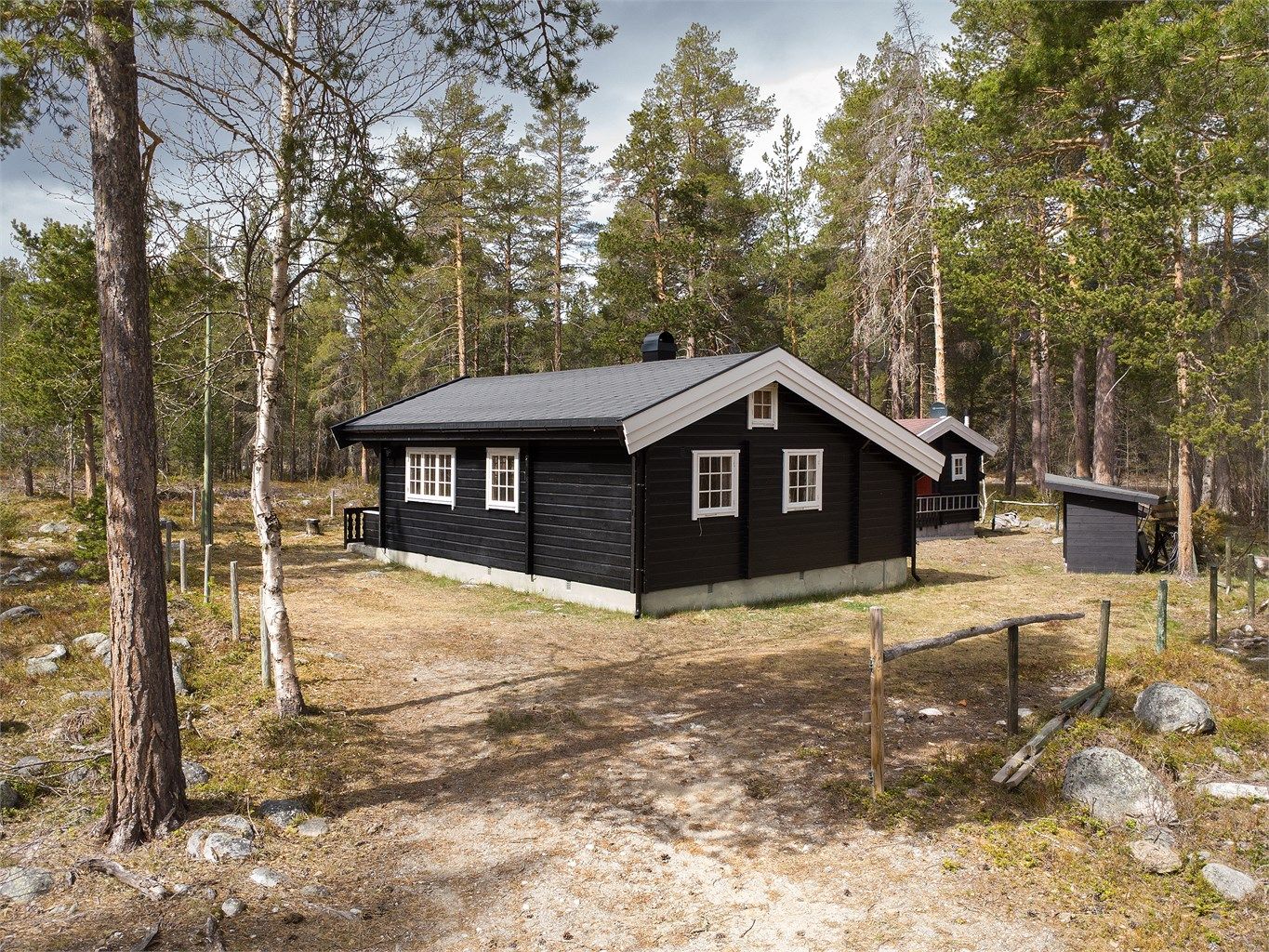 Parkering på egen tomt, rett ved hytta.