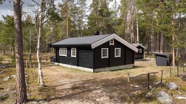 Parkering på egen tomt, rett ved hytta.