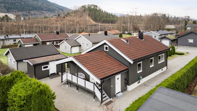 Eiendommen har en attraktiv og meget rolig og barnevennlig beliggenhet