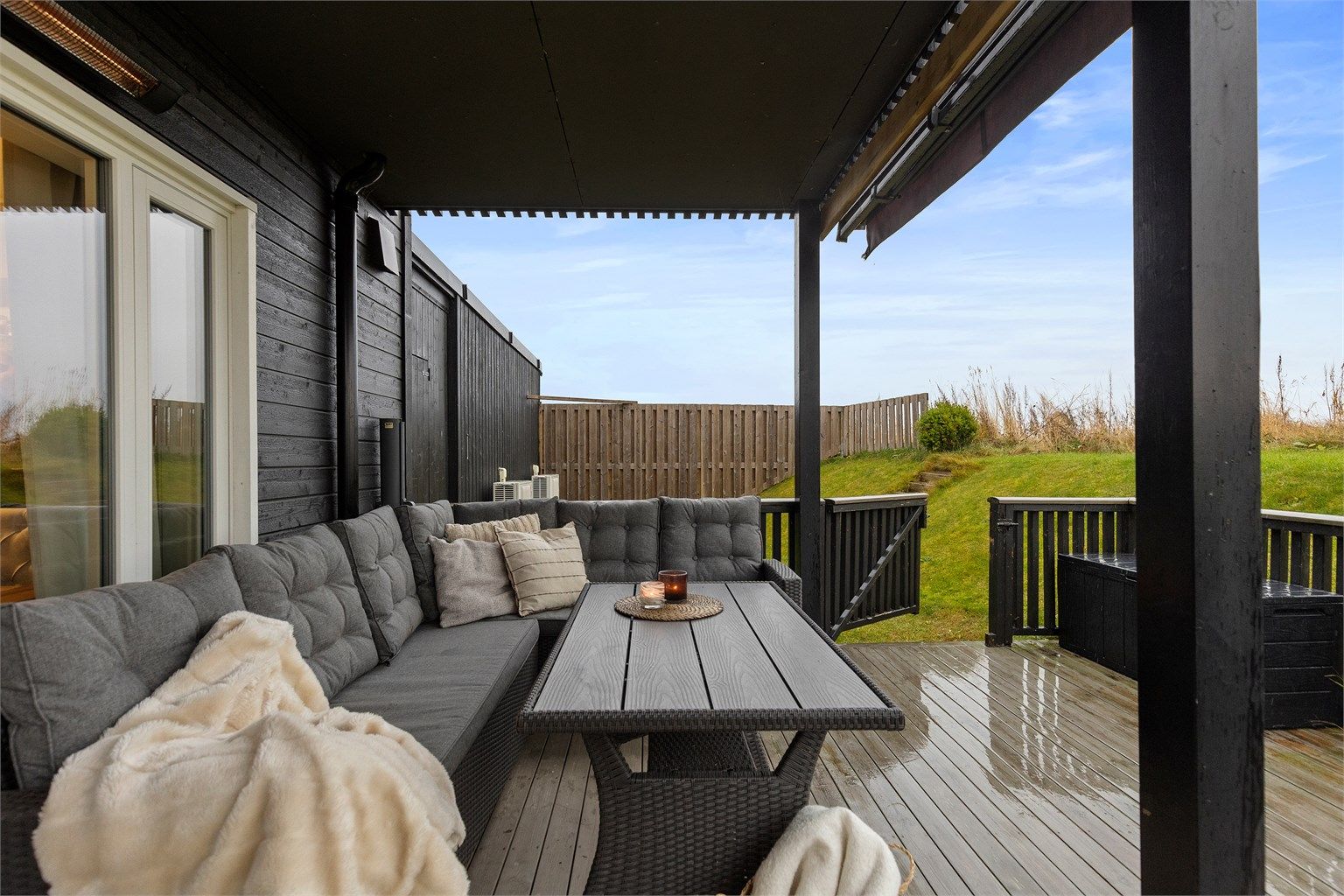Fra stuen har man direkte utgang til en delvis overbygd terrasse. 