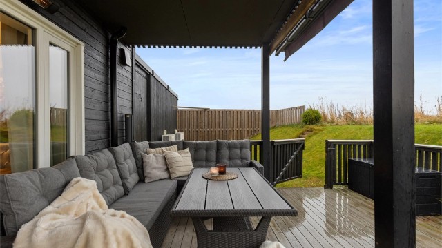 Fra stuen har man direkte utgang til en delvis overbygd terrasse.