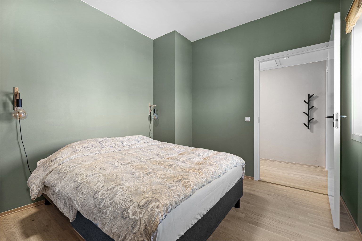 Soverommet har plass til dobbeltseng med tilhørende møblement. 