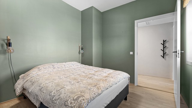 Soverommet har plass til dobbeltseng med tilhørende møblement.