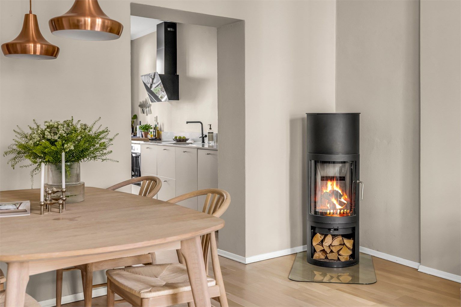 I stuen er det også en herlig og velfungerende peisovn - perfekt for kalde vinterkvelder. Det er utført piperehabilitering i 2014.