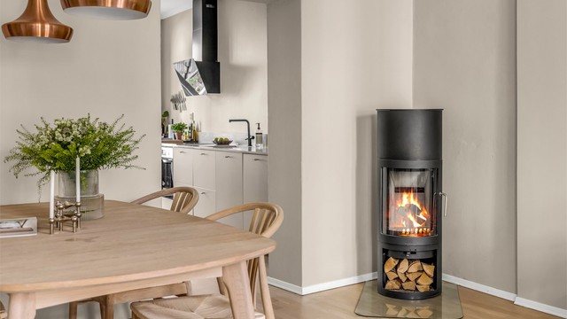 I stuen er det også en herlig og velfungerende peisovn - perfekt for kalde vinterkvelder. Det er utført piperehabilitering i 2014.