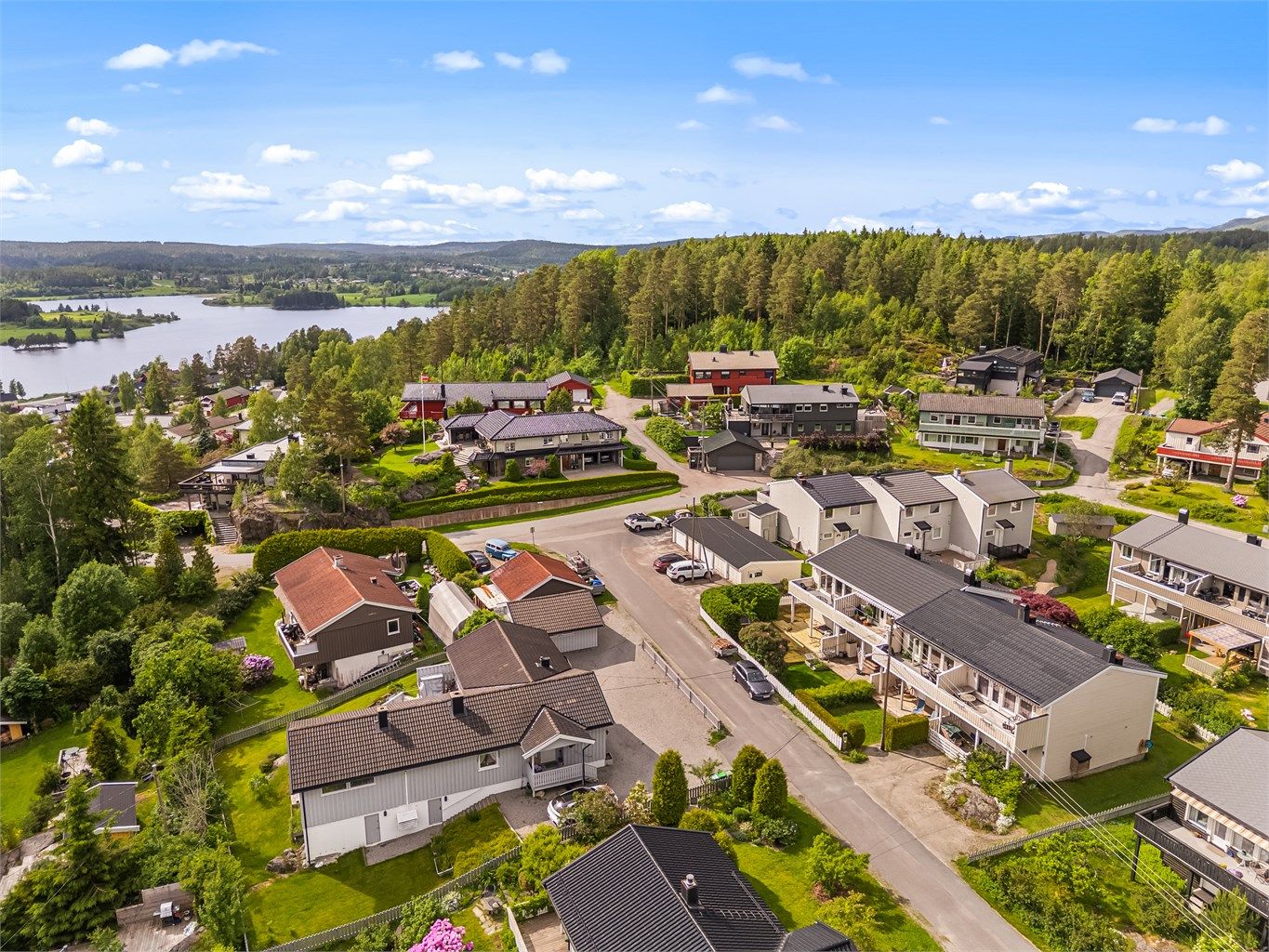 Marka kun et steinkast unna boligen med flere turstier