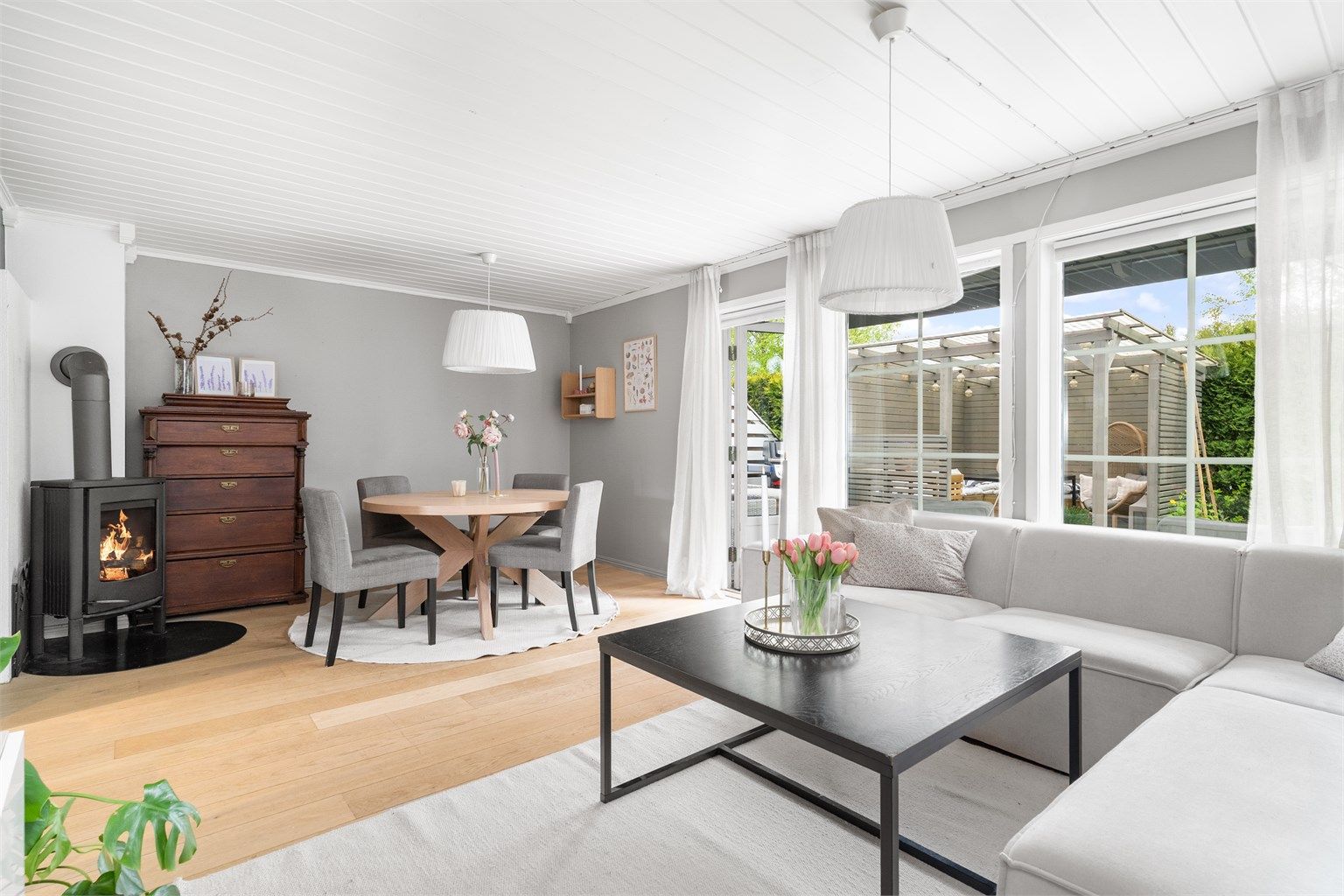 Fra stuen har du tilgang til uteområdene - som forlenger stuen i sommermånedene. 