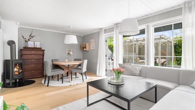 Fra stuen har du tilgang til uteområdene - som forlenger stuen i sommermånedene.