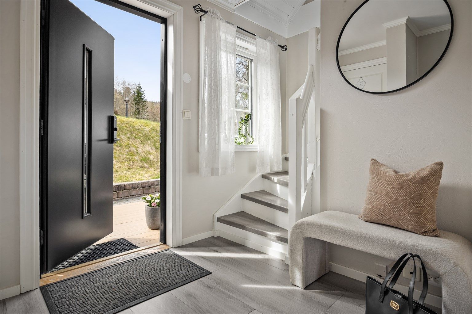 Ny ytterdør med glassfelt fra 2024 ønsker velkommen inn.