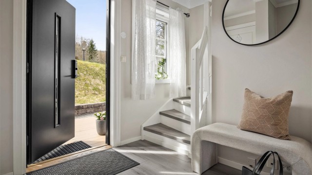 Ny ytterdør med glassfelt fra 2024 ønsker velkommen inn.