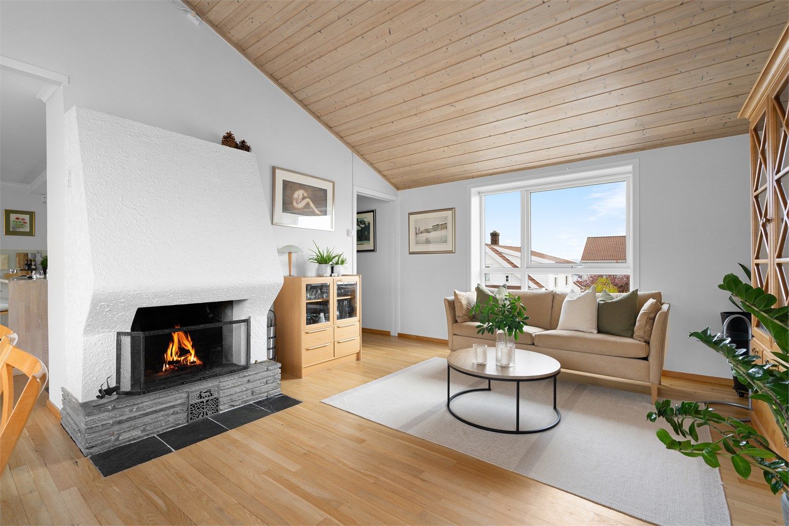 Det er plass til stort spisebord, sittegruppe samt sofa, noe som gjør det til et sosialt og meget bruksvennlig rom. 