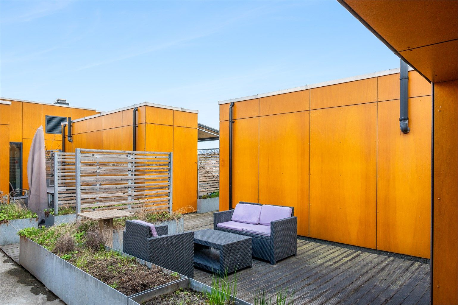 Til leiligheten hører en privat, skjermet sone på takterrassen på ca. 15,6 m². Her kan du skape din egen private oase.