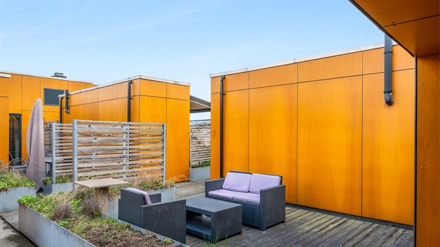 Til leiligheten hører en privat, skjermet sone på takterrassen på ca. 15,6 m². Her kan du skape din egen private oase.