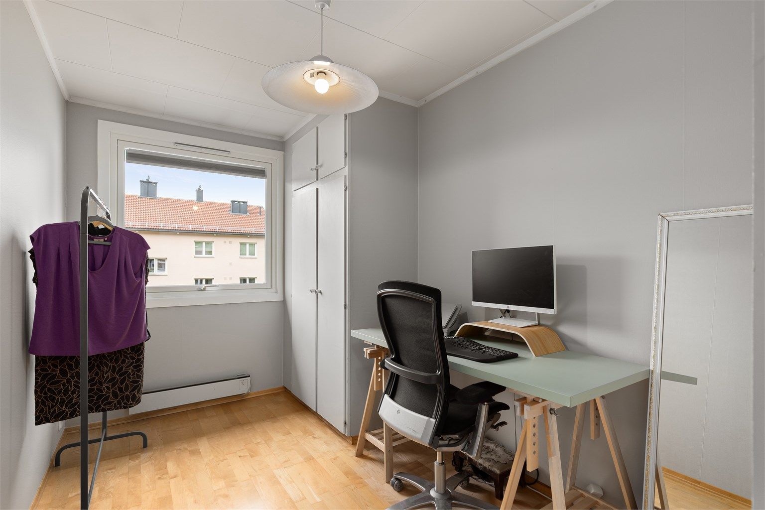 Soverommet ved siden av hovedsoverommet er noe mindre, og kan derfor passe utmerket som enten et barnerom eller kontor
