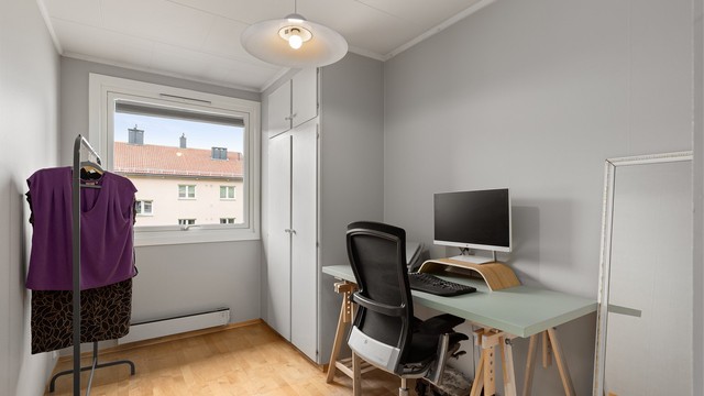 Soverommet ved siden av hovedsoverommet er noe mindre, og kan derfor passe utmerket som enten et barnerom eller kontor