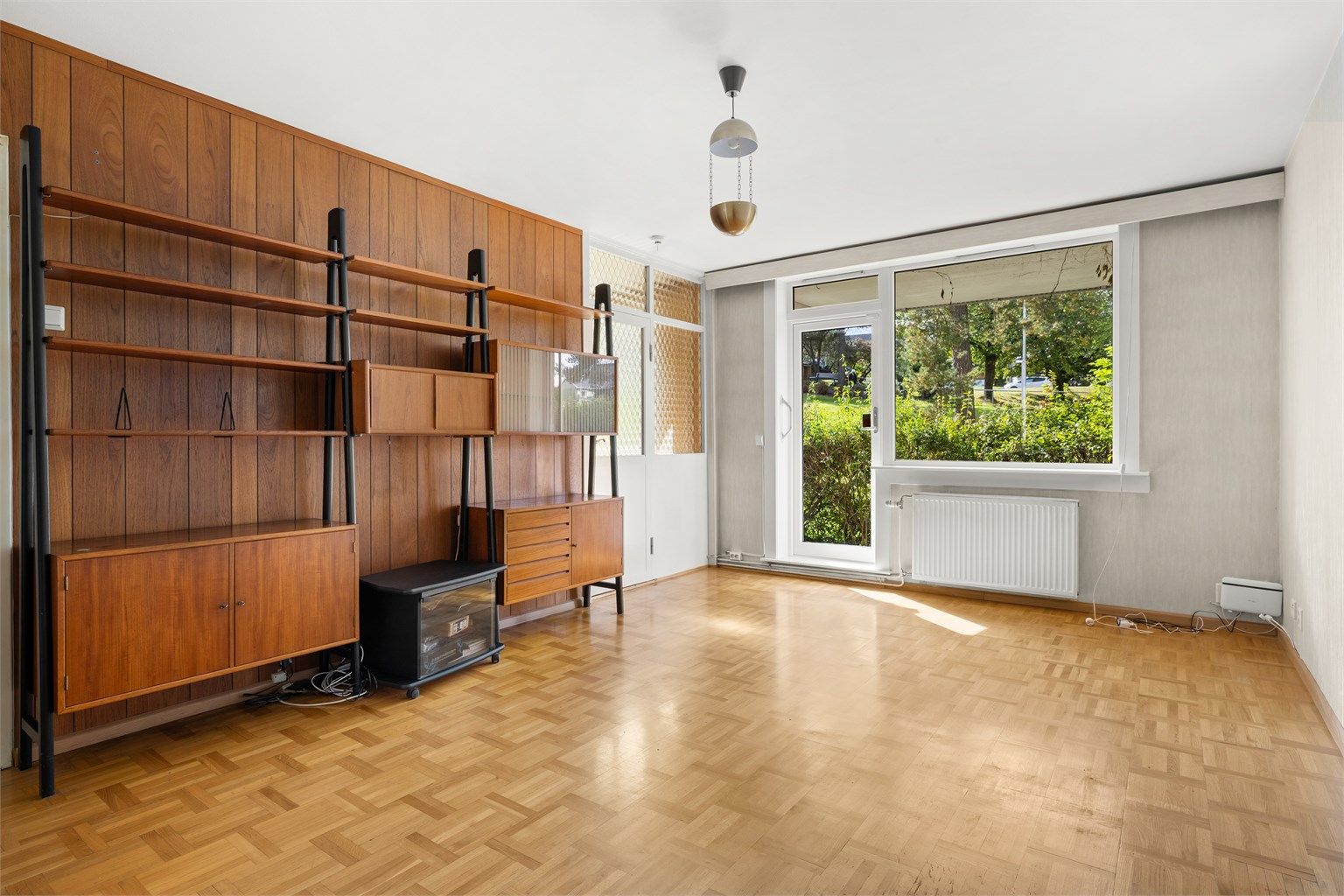 Lys stue, med direkte adkomst til solfylt uteområde. Stort potensial både inne i leiligheten og på uteområdet.