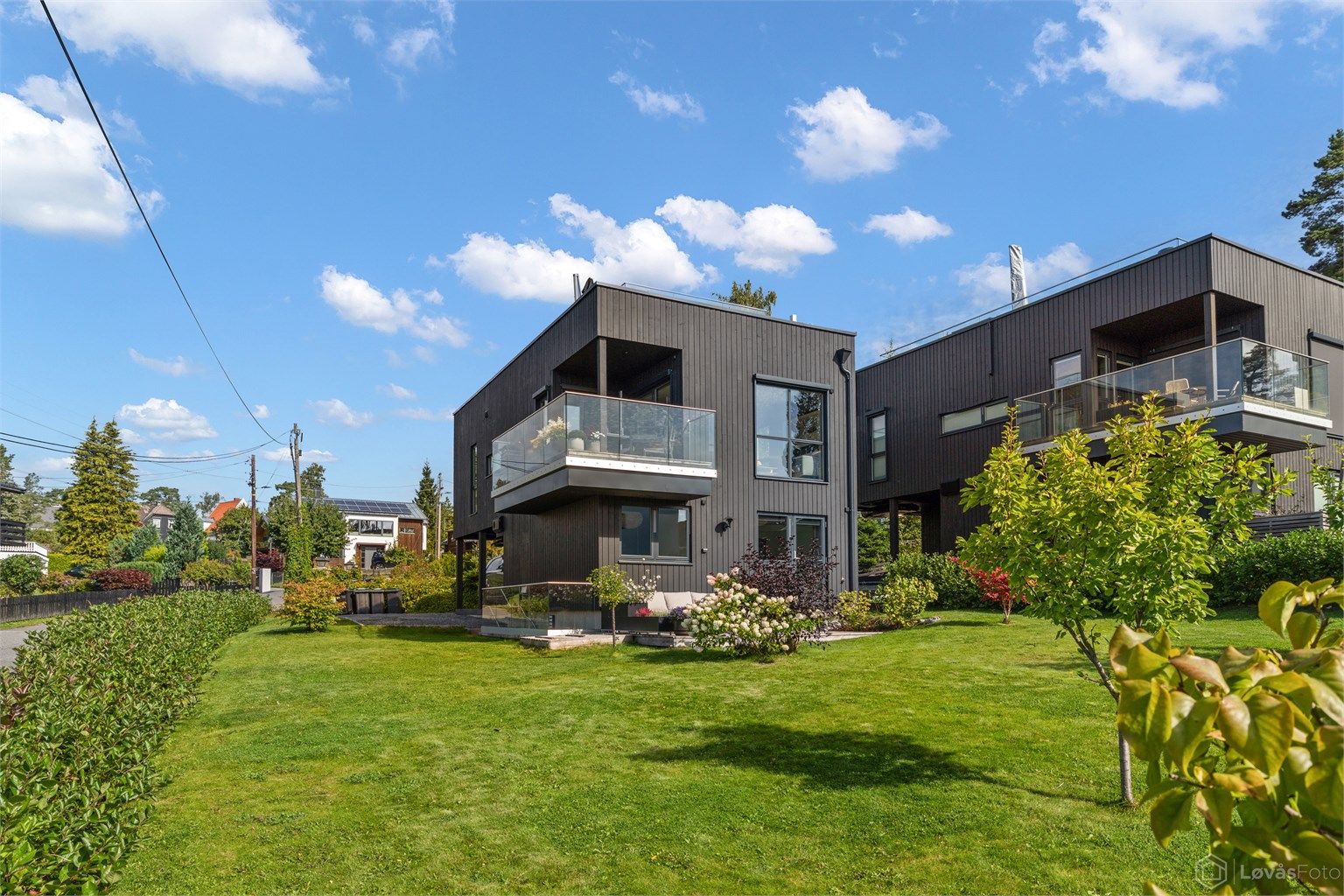 Velkommen til Vestbrynet 4C! Moderne familiebolig fra 2020 med takterrasse, stor hage og flott fjordutsikt med attraktiv beliggenhet.
Foto: Løvås Foto