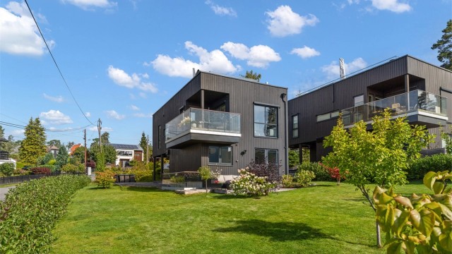 Velkommen til Vestbrynet 4C! Moderne familiebolig fra 2020 med takterrasse, stor hage og flott fjordutsikt med attraktiv beliggenhet.
Foto: Løvås Foto
