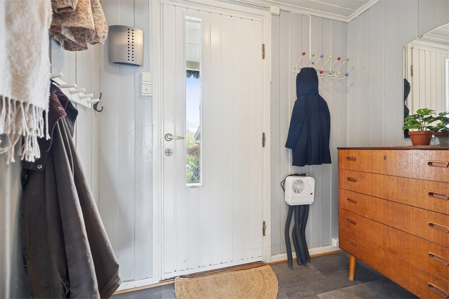 Entrè med praktisk flislagt gulv