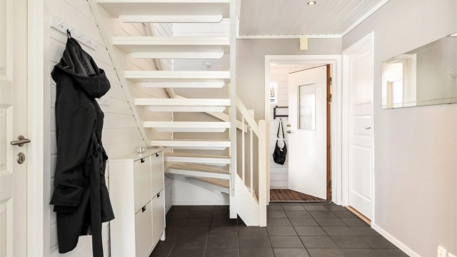 God plass til oppbevaring av yttertøy og sko i gangen.