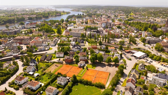 Holdeplasser for en hel rekke busslinjer finnes også i umiddelbar nærhet, hvilket gjør det enkelt å reise kollektivt i det daglige.