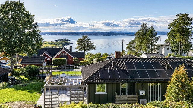 Dette bildet er tatt i høyde boligens loft, en tanke dersom man ønsker å utforske mulighetene for videre utvikling av hjemmet.