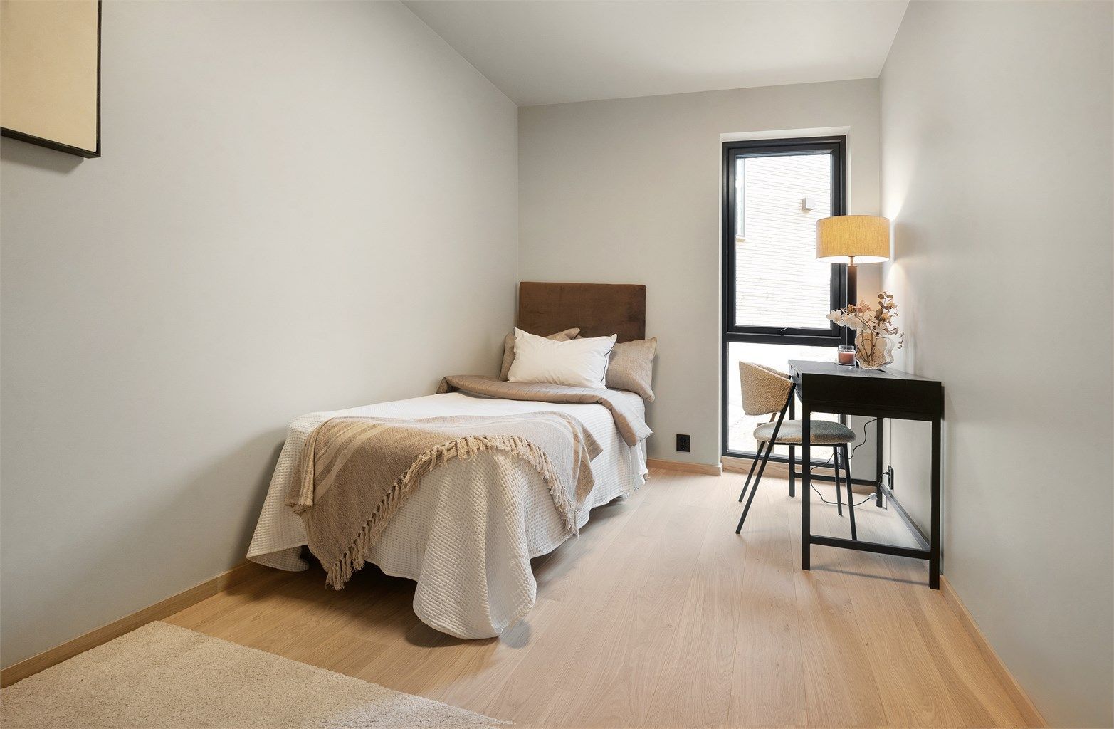 Et av de fire soverommene, med god plass til seng og skrivebord.