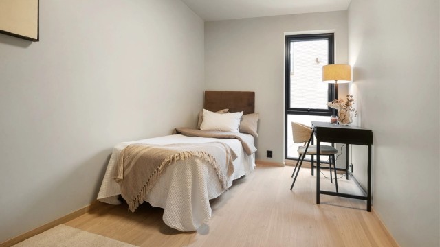 Et av de fire soverommene, med god plass til seng og skrivebord.