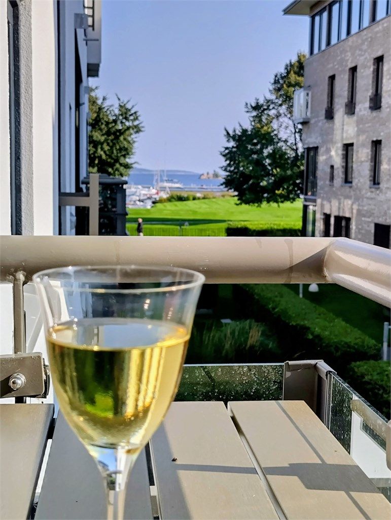 Privat bilde med utsikt fra balkong mot Nupen, Byfjorden og gjestehavnen