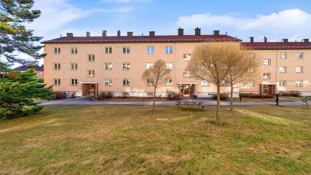 Bygget er fra 1951 med yttervegger i murverk og fasader av murpuss.