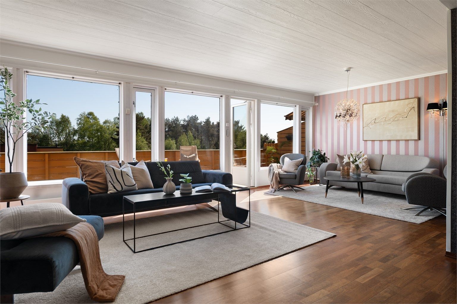 Romslig og lys stue, rikelig med naturlig lysinnslipp fra store vindusflater