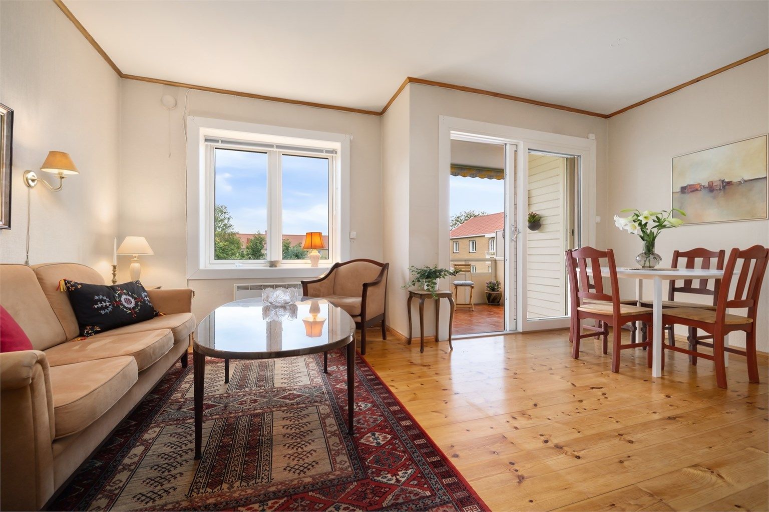 Lys og gjennomgående 3-roms med moderniseringsbehov