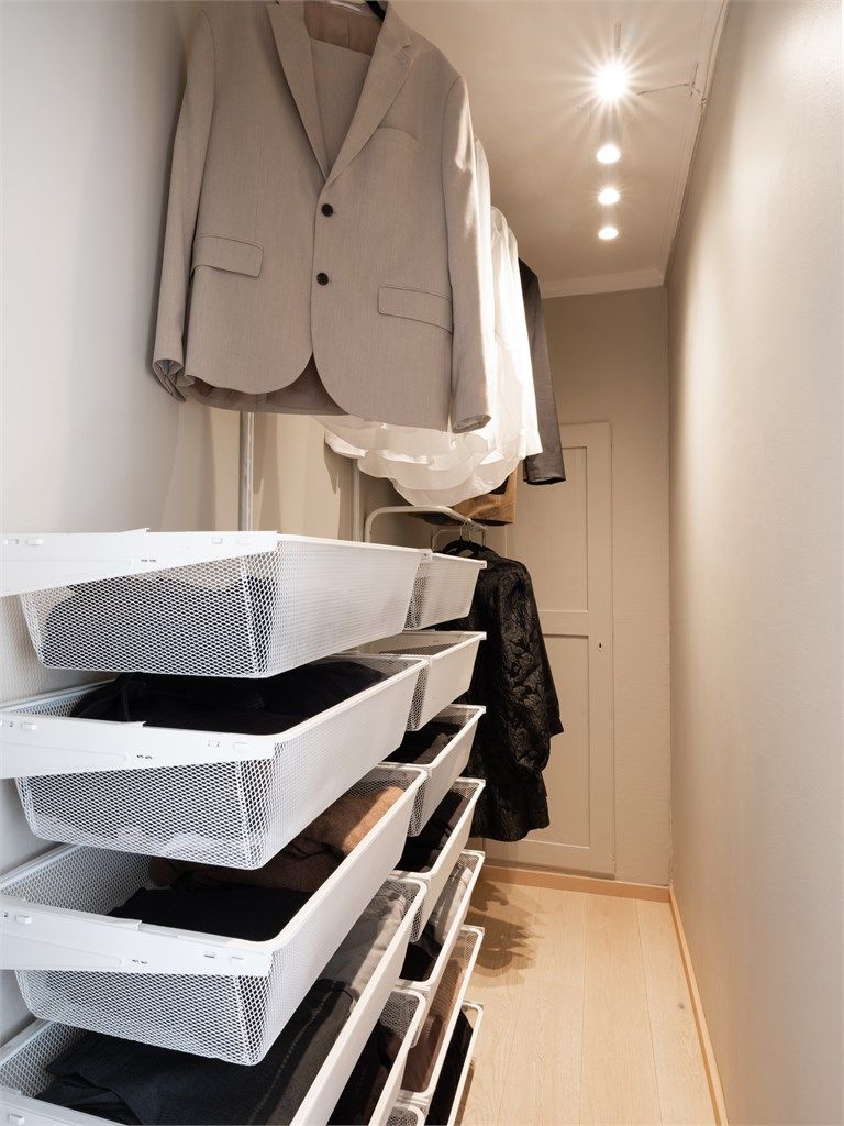 Nåværende eier har montert et praktisk system her for oppbevaring av klær.