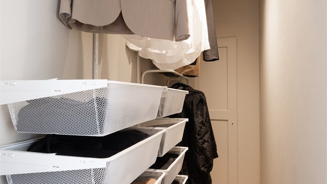 Nåværende eier har montert et praktisk system her for oppbevaring av klær.
