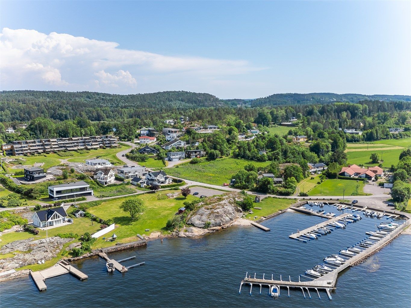 Leiligheten har også båtplass nede i bryggeanlegget på Randineborg. Båtplass nr. 31, den har en bredde på 2,5 meter. 