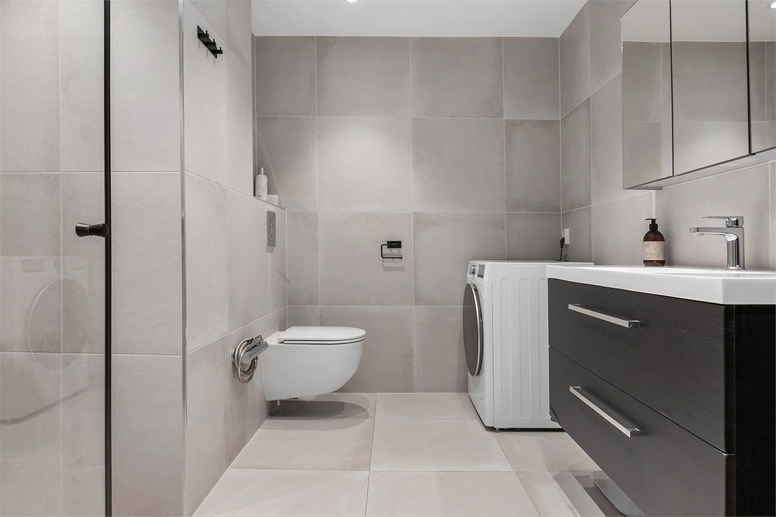 Flislagt bad fra 2020 med gulvvarme, downlights i himling og opplegg for vaskemaskin.
