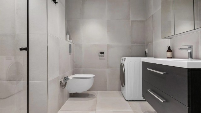 Flislagt bad fra 2020 med gulvvarme, downlights i himling og opplegg for vaskemaskin.