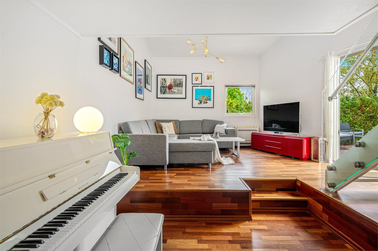 Utgang til solrik hage fra stue. 