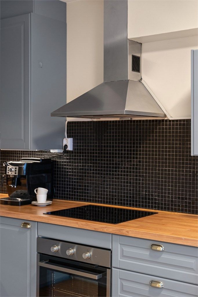 For økt sikkerhet er det installert komfyrvakt over platetoppen og lekkasjestopper i benkeskap.