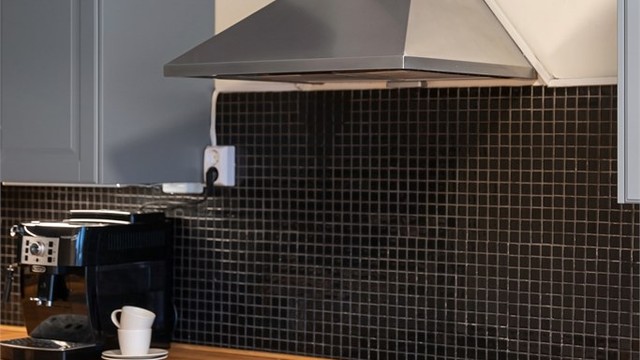 For økt sikkerhet er det installert komfyrvakt over platetoppen og lekkasjestopper i benkeskap.