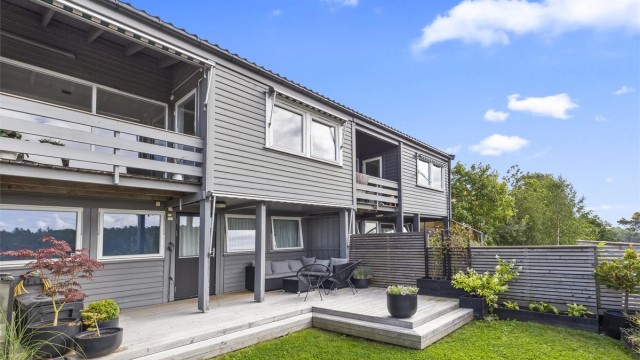 Krogsveen v/Azra Hadzic har gleden av å presentere Hellemyr Terrasse 49B - et innholdsrikt rekkehus med flott hage, nyere kjøkken og barnevennlig beliggenhet.