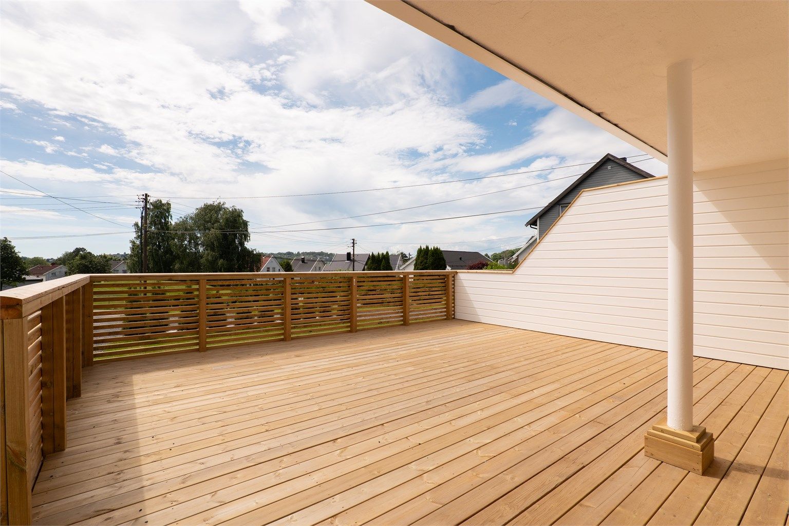 Terrasse på over 30 kvm. er nyoppført i 2026 og solfylt store deler av dagen.