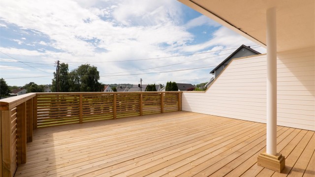 Terrasse på over 30 kvm. er nyoppført i 2026 og solfylt store deler av dagen.