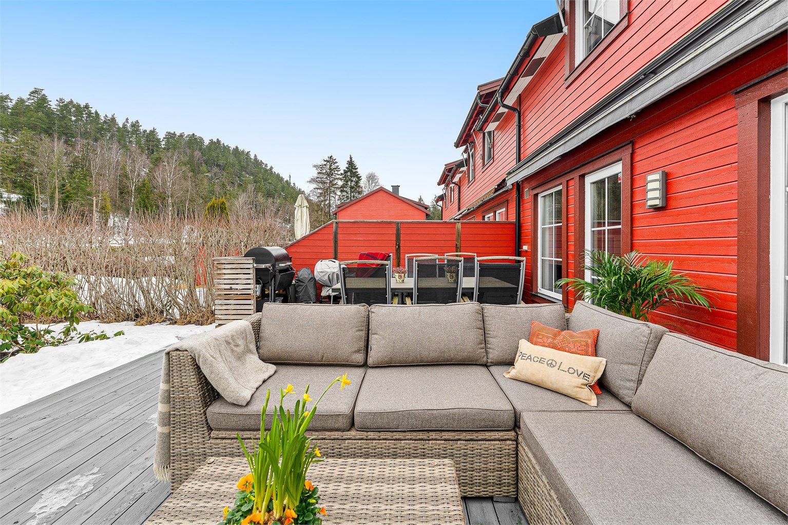 Den vestvendte beliggenheten gir gode solforhold på uteplassen.