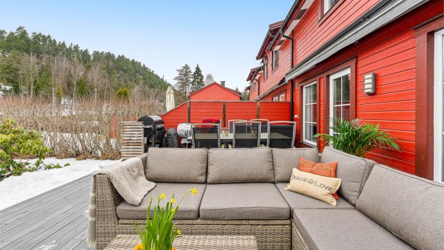 Den vestvendte beliggenheten gir gode solforhold på uteplassen.