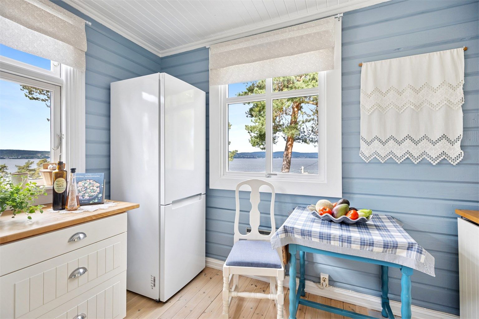 Her er det plass til et lite spisebord hvor måltider kan nytes til den fantastiske utsikten utover fjorden