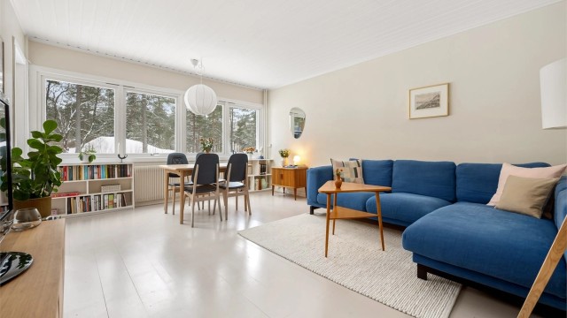 Velkommen til Bølerskogen 13! Den romslige stuen har store vindusflater som gir rikelig med lys og en luftig atmosfære.