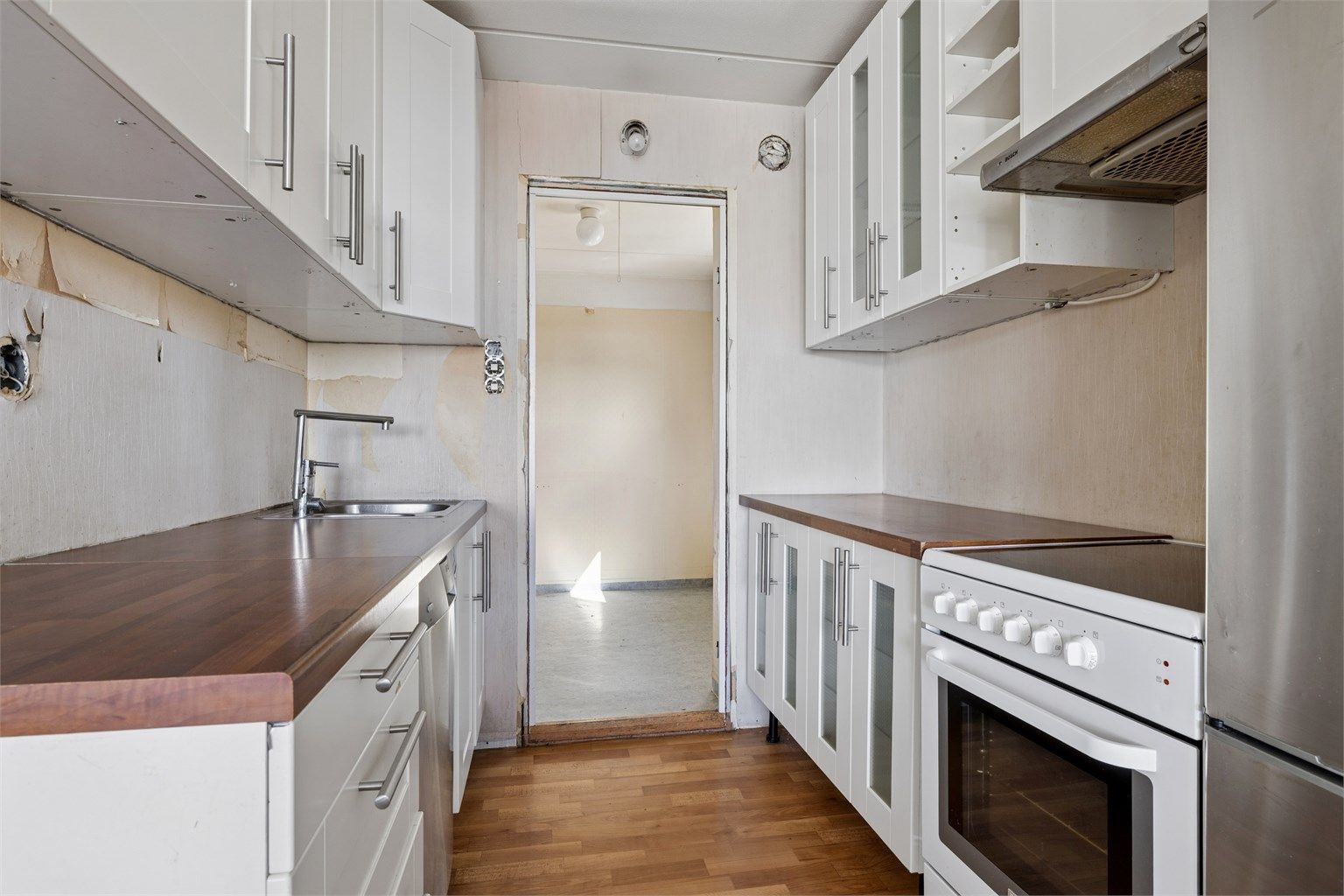 Her er det rom for å modernisere og skape ditt drømmekjøkken, med potensial for en personlig stil.