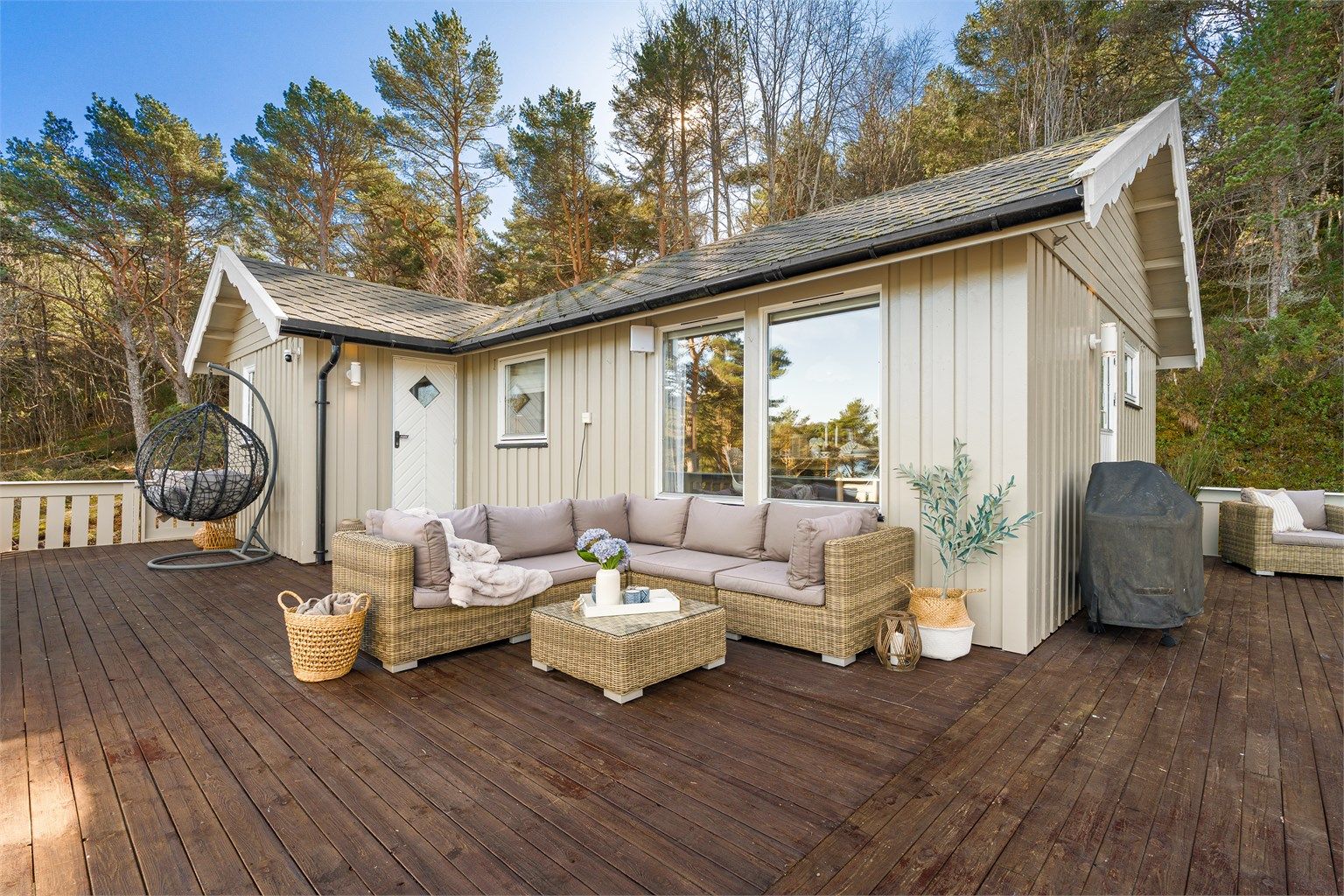 Fra hytta er det gangavstand til flotte turområder, fine badeplasser og gode muligheter for båtliv og fiske.