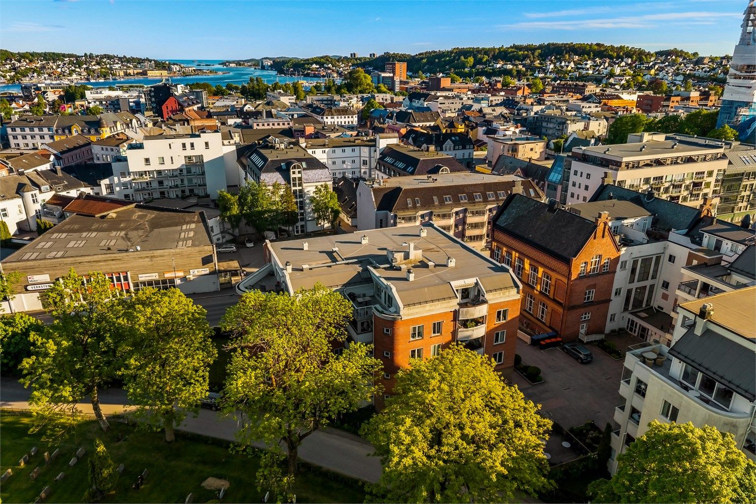 Her bor du med en fri og flott beliggenhet i byggets 5. etasje. Leiligheten ligger blant annet mot kirkegården og grøntareal, så her er det lite innsyn.